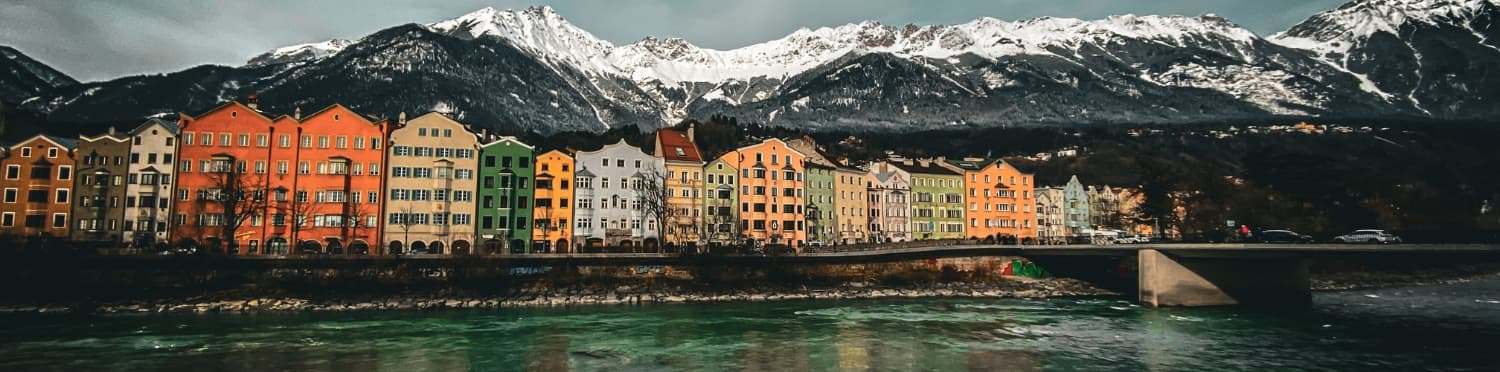 Innsbruck vor der Tiroler Bergkulisse